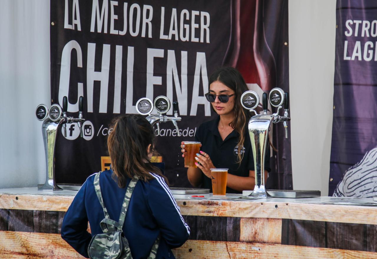 Asistentes en la barra Volcanes del Sur, Oktoberfest